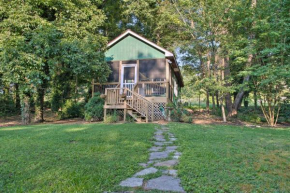 Heartwood Cottage 2 Mi from Blue Ridge Parkway!, Asheville